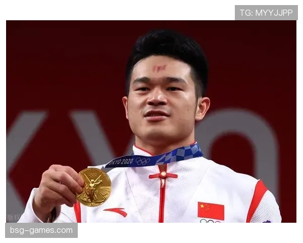 石智勇训练完顺手拎起教练当哑铃